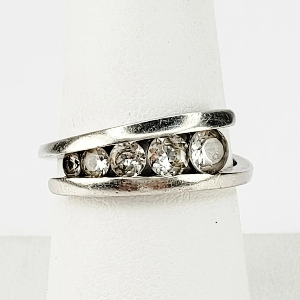 Ross Simons Bypass Ring Sterling Silver 7.75 Silver Graduated Channel Set Stone